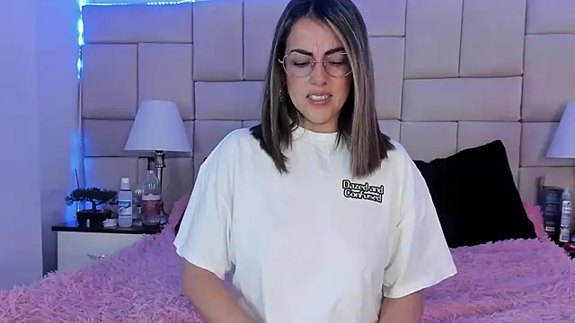 Snapshot of IsisLoveyes_ chatting on March 22, 2025, 10:04 pm IsisLoveyes online show from March 22, 2025, 10:04 pm