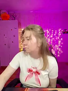 D0nna  online show from April 19, 2026, 5:47 pm