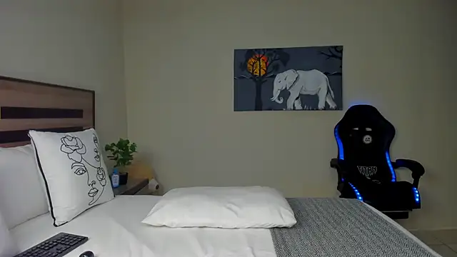 Renee-18 online show from November 11, 2025, 3:45 am