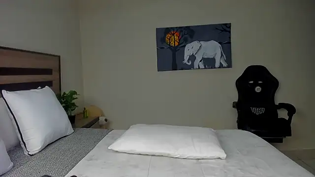 Renee-18 online show from November 26, 2025, 10:54 pm