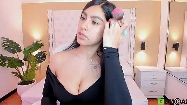 Snapshot of Emily_roux chatting on February 8, 2026, 3:32 pm Emily roux online show from February 8, 2026, 3:32 pm