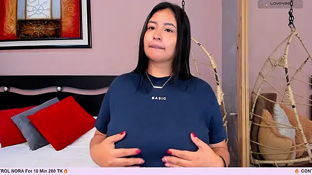  alaiasmile  online show from November 7, 2025, 11:48 am