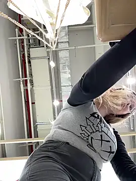 Teya moon  online show from April 8, 2026, 2:07 pm