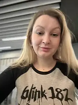 Teya moon  online show from March 3, 2025, 11:44 am