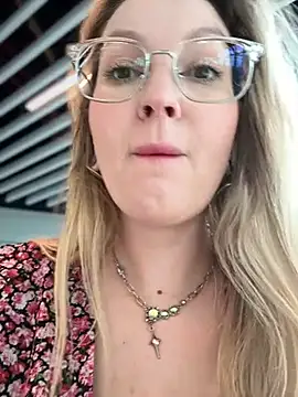 Teya moon  online show from March 17, 2025, 11:00 am