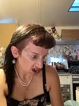 whitetrashdirtyslut online show from April 8, 2026, 2:51 pm