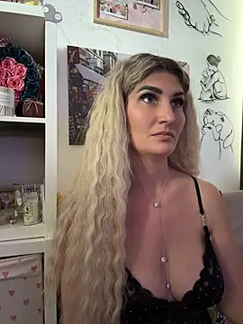 Snapshot of EvelynFrances chatting on July 10, 2026, 1:33 pm EvelynFrances online show from July 10, 2026, 1:33 pm