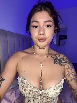 Snapshot of Roxanne_08 chatting on March 1, 2025, 6:35 am Roxanne 08 online show from March 1, 2025, 6:35 am