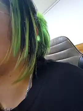 lucky-leah online show from November 8, 2025, 3:43 am