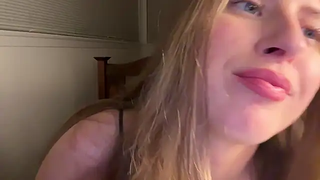 YUMIandbigWOLF online show from April 21, 2026, 3:57 am