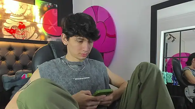 Snapshot of Santi_delacruz chatting on February 5, 2025, 3:20 pm Santi delacruz online show from February 5, 2025, 3:20 pm