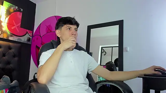 Snapshot of Santi_delacruz chatting on February 14, 2025, 3:26 pm Santi delacruz online show from February 14, 2025, 3:26 pm