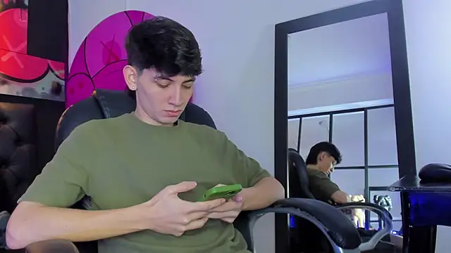 Snapshot of Santi_delacruz chatting on February 19, 2025, 2:11 pm Santi delacruz online show from February 19, 2025, 2:11 pm