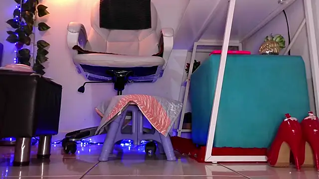 Snapshot of SUZZET_22 chatting on February 11, 2026, 12:49 pm SUZZET 22 online show from February 11, 2026, 12:49 pm