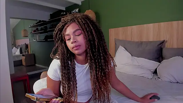 nayah   online show from November 9, 2025, 2:21 pm