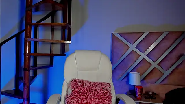 nayah   online show from November 17, 2025, 12:42 pm