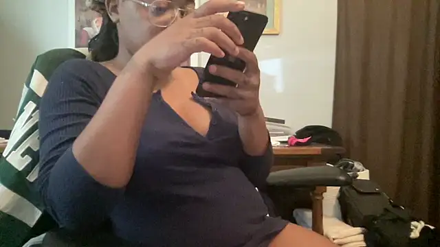 Snapshot of MommyConfident chatting on May 26, 2026, 7:45 pm MommyConfident online show from May 26, 2026, 7:45 pm