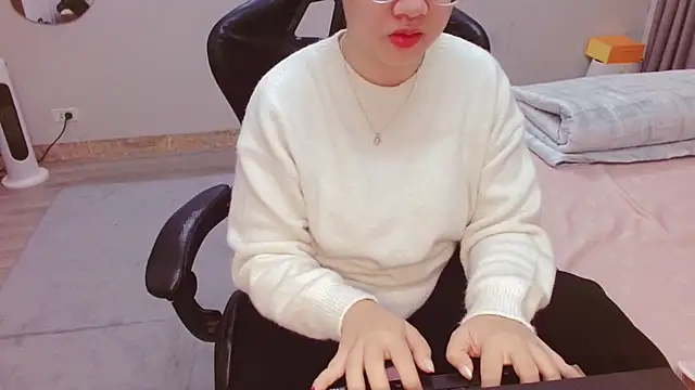 Alisa Hotfeeling online show from February 19, 2025, 2:01 am