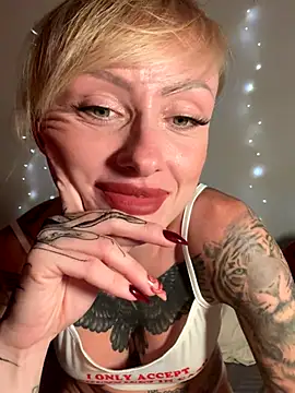 haileyhope  online show from November 8, 2025, 11:30 pm