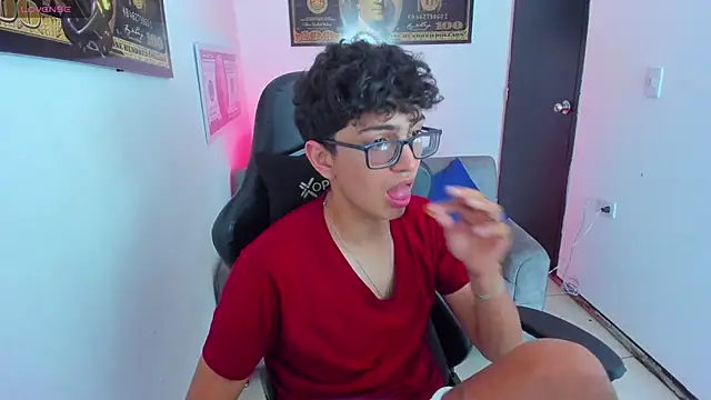 TylerWhite  online show from March 18, 2025, 2:40 am