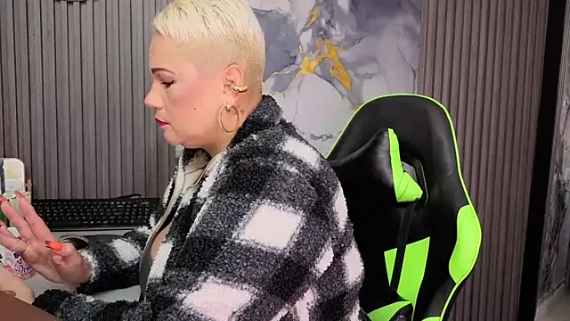 Snapshot of GianellaCox_ chatting on April 1, 2026, 11:33 am GianellaCox online show from April 1, 2026, 11:33 am