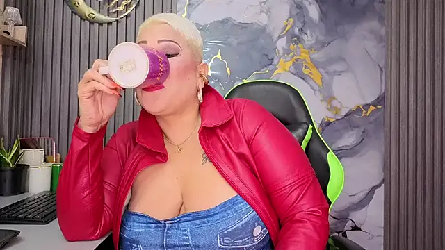 Snapshot of GianellaCox_ chatting on March 28, 2026, 10:16 am GianellaCox online show from March 28, 2026, 10:16 am