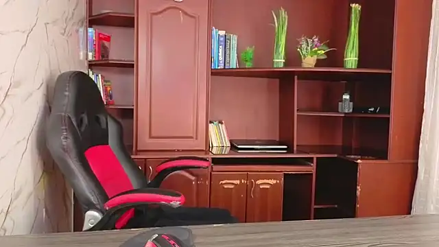 GianellaCox  online show from September 9, 2025, 1:09 pm