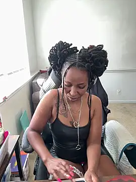 LeyaHoneybuns online show from April 7, 2026, 4:20 pm