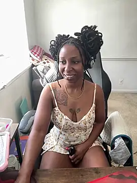 LeyaHoneybuns online show from April 8, 2026, 4:08 pm