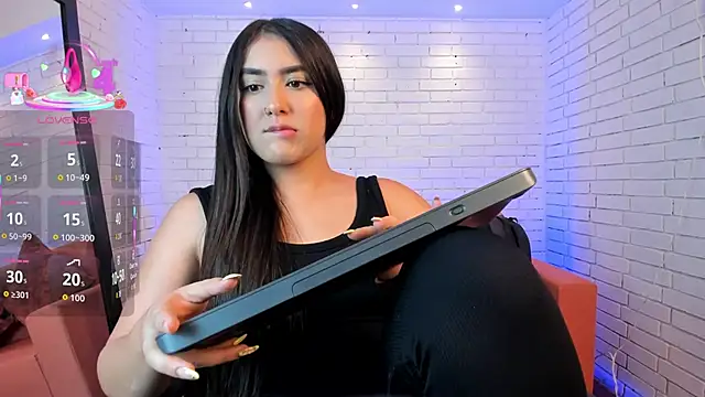 paulina sweett  online show from October 20, 2025, 7:03 pm