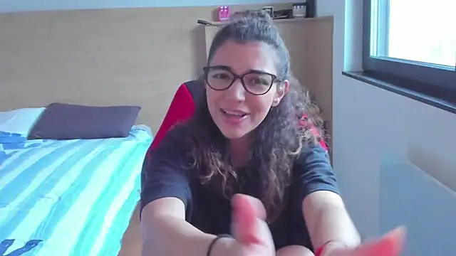 uniquerossie online show from October 13, 2025, 7:10 am