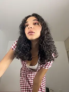 uniquerossie online show from February 16, 2026, 7:29 am