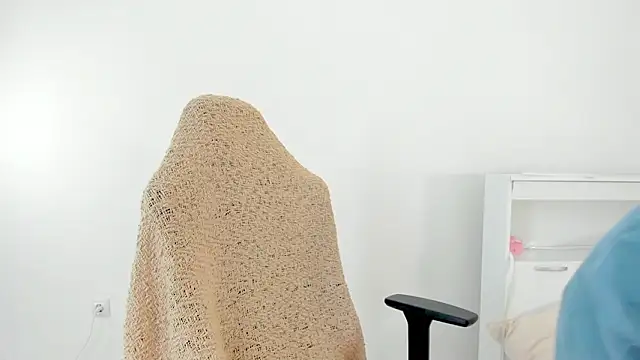 Snapshot of crystalnut chatting on March 7, 2026, 3:35 am crystalnut online show from March 7, 2026, 3:35 am