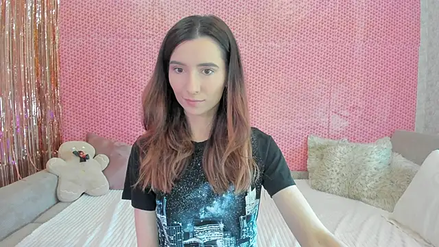 crystalnut online show from February 7, 2025, 4:06 am