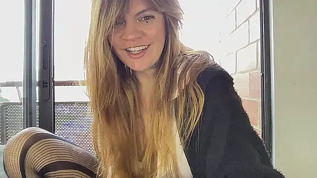 Snapshot of Val__ chatting on September 30, 2025, 1:28 pm Val online show from September 30, 2025, 1:28 pm