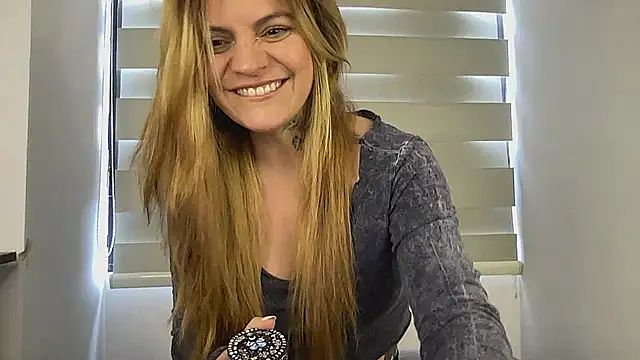Snapshot of Val__ chatting on September 8, 2025, 3:44 pm Val online show from September 8, 2025, 3:44 pm