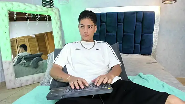 Snapshot of Levy_Steve chatting on November 21, 2025, 8:46 am Levy Steve online show from November 21, 2025, 8:46 am