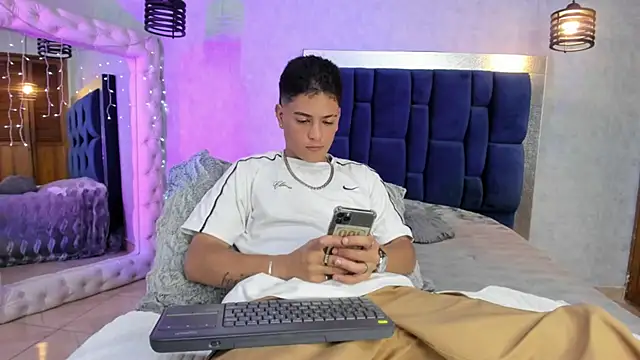 Snapshot of Levy_Steve chatting on December 14, 2025, 4:51 am Levy Steve online show from December 14, 2025, 4:51 am