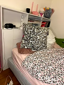 milkyhonybaby online show from November 7, 2025, 9:30 pm