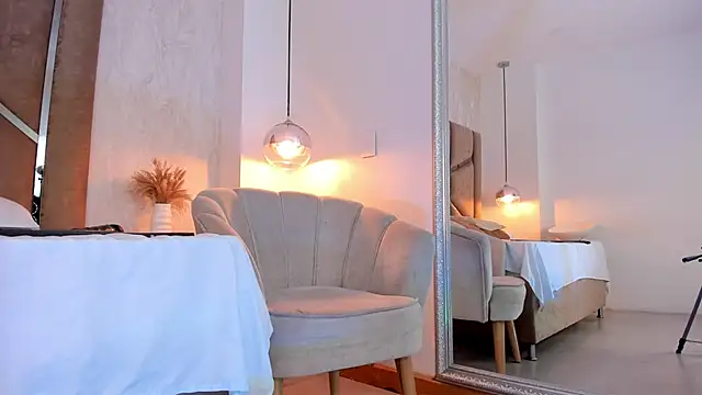 Martinaa Jones  online show from November 6, 2025, 7:18 pm