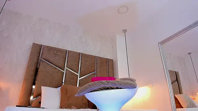 Martinaa Jones  online show from March 11, 2026, 12:43 pm