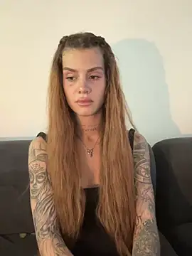 Snapshot of EmiliaCatalina chatting on May 31, 2026, 9:26 pm EmiliaCatalina online show from May 31, 2026, 9:26 pm