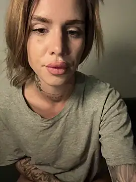 Snapshot of EmiliaCatalina chatting on March 8, 2026, 1:44 am EmiliaCatalina online show from March 8, 2026, 1:44 am