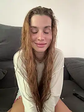 Snapshot of EmiliaCatalina chatting on March 6, 2026, 6:36 pm EmiliaCatalina online show from March 6, 2026, 6:36 pm