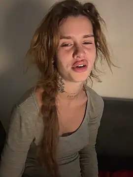 Snapshot of EmiliaCatalina chatting on March 5, 2026, 11:10 pm EmiliaCatalina online show from March 5, 2026, 11:10 pm