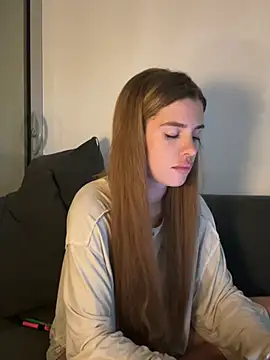 Snapshot of EmiliaCatalina chatting on March 19, 2026, 11:27 pm EmiliaCatalina online show from March 19, 2026, 11:27 pm