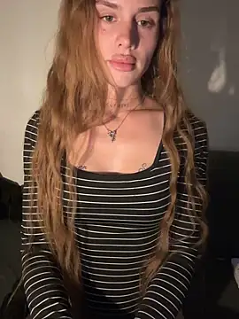 Snapshot of EmiliaCatalina chatting on June 4, 2026, 12:04 am EmiliaCatalina online show from June 4, 2026, 12:04 am