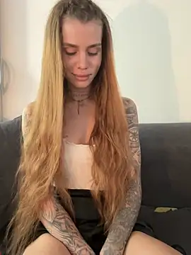 Snapshot of EmiliaCatalina chatting on July 18, 2026, 7:22 pm EmiliaCatalina online show from July 18, 2026, 7:22 pm