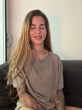 Snapshot of EmiliaCatalina chatting on May 17, 2026, 4:29 pm EmiliaCatalina online show from May 17, 2026, 4:29 pm