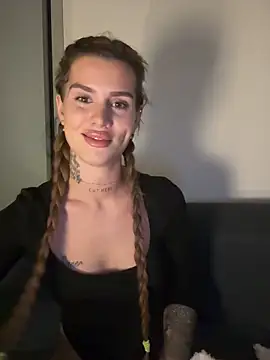 Snapshot of EmiliaCatalina chatting on April 12, 2026, 12:36 am EmiliaCatalina online show from April 12, 2026, 12:36 am